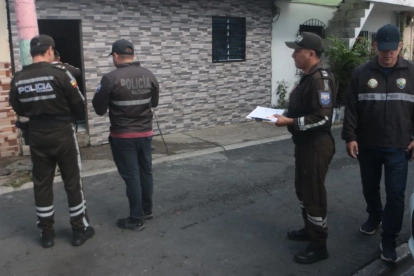 Policías acudieron a investigar el fallecimiento del niño que fue alcanzado por una bala en su dormitorio.