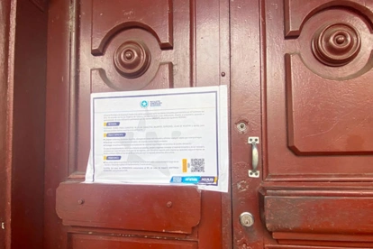En algunas de las edificaciones patrimoniales de Guayaquil se colocaron las notificaciones para los propietarios.