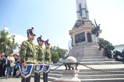 En el marco del 10 de agosto, las Fuerzas Armadas del Ecuador rindieron tributo a los próceres de la gesta libertaria al pie del Monumento a la Independencia, en la Plaza Grande.