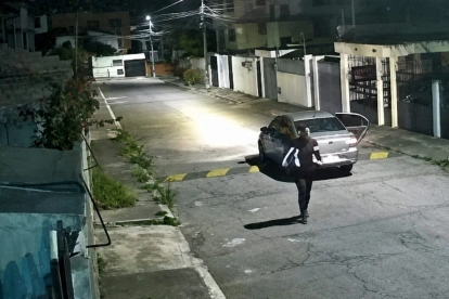 La víctima viajaba junto con varios amigos cuando el vehículo en el que se movilizaba chocó con el automóvil ocupado por los dos policías.