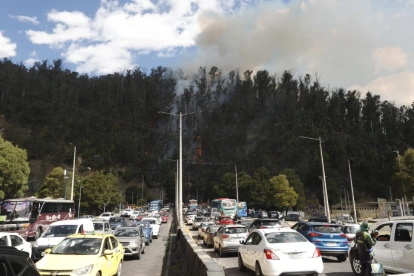 El incendio se registra en la avenida Velasco Ibarra y la autopista General Rumiñahui.