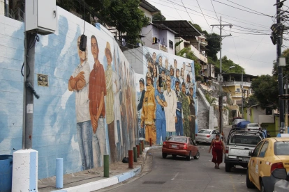 El mural en honor a los trabajadores de la primera línea de emergencia durante la pandemia de covid-19 está en la calle Víctor Emilio Estrada, en el cerro del Carmen.