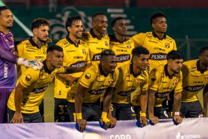 Jugadores de Barcelona previo al partido contra Liga de Portoviejo.