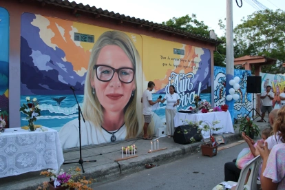 Mural en homenaje a la fallecida activista polaca Mónika Silva en Montañita, Santa Elena.