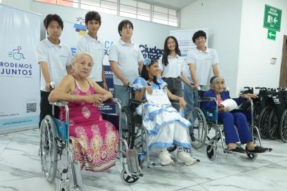 La iniciativa Rodemos Juntos entregó sus primeras sillas de ruedas en Guayaquil. La meta es dar un centenar en seis meses.