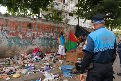 Agente metropolitano supervisa el retiro de basura en un punto de la ciudadela Los Esteros, en el sur de Guayaquil.