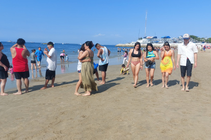Las playas de Santa Elena se coparon de turistas desde muy temprano de este domingo en el segundo día del feriado