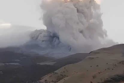 El volcán presenta expulsión de cenizas y emisión de gases.