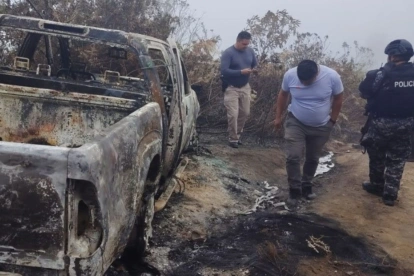 En la zona donde fueron hallados los cuerpos también habían camionetas incineradas.