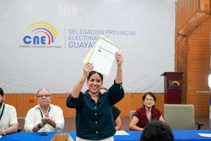 La abogada Mónica Luzárraga inscribió su candidata a la Alcaldía de Guayaquil en la Delegación Provincial Electoral del Guayas.