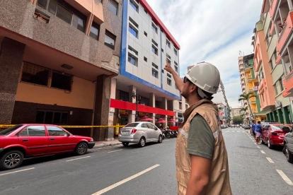 Desgaste de fachada habría provocado caída de escombros en edificio.