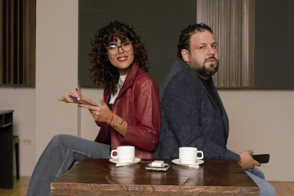 Valeska Guzmán y Andrés Olmedo interpretan a Julia y Miguel, una pareja cuya historia aborda las relaciones contemporáneas, la comunicación y los conflictos que surgen después de un encuentro en una app de citas.