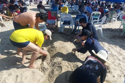 Una familia disfruta de la arena y el sol en la provincia de Santa Elena.