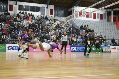 El duelo entre Machala Mineros y Cuenca Sacros tuvo voladas y puntos que destacaron por su espectacularidad. Al final la victoria quedó en manos de Mineros.