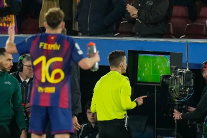 El árbitro Fracois Letexier consulta en la pantalla del VAR antes de señalar penalti a favor del Barcelona.