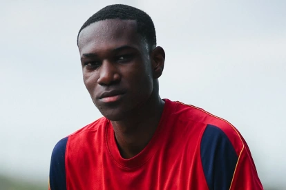 Josué Caicedo, lateral izquierdo ecuatoriano, durante sus primeros entrenamientos con el Barcelona Atlètic en España.