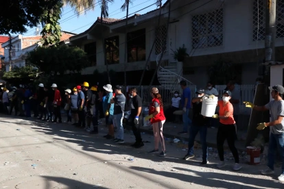 Voluntarios remueven escombros del edificio Torres del Limonar tras el terremoto de magnitud 7,4, este 11 de agosto de 2026 en Cali (Colombia).