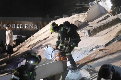 Operaciones de búsqueda en un edificio frente al Parque la Libertad, tras un terremoto de magnitud 7,4, en Pereira, Colombia, 10 de agosto de 2026.