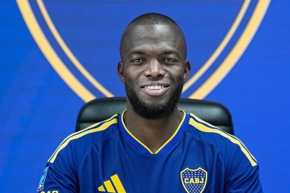 Enner Valencia luce la camiseta de Boca Juniors durante su nueva etapa en el fútbol argentino.