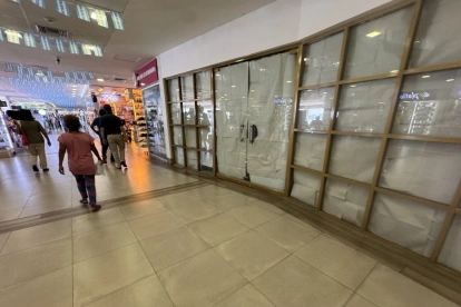 Más de 10 locales se encuentran cerrados en el centro comercial del Malecón
