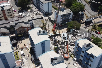 Fotografía aérea que muestra los escombros de un edificio tras el terremoto de magnitud 7,4 que sacudió la mayor parte de Colombia