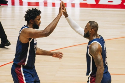 LeBron James y Joel Embiid, durante su etapa con Team USA en los Juegos Olímpicos de París 2024.