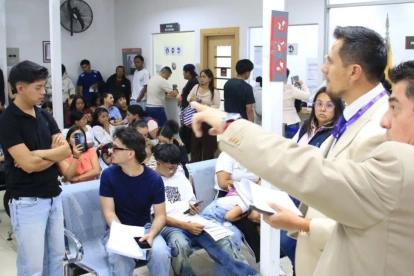 Personas esperan su turno en el Registro Civil.