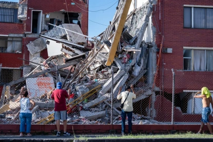 Personas observan viviendas afectadas luego de un terremoto de magnitud 7,4 este 10 de agosto de 2026, en Pereira (Colombia).