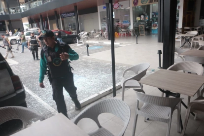 Violencia. La plaza comercial quedó manchada de sangre y con evidencias de un violento ataque armado. Hay miedo entre los que la visitan a diario.