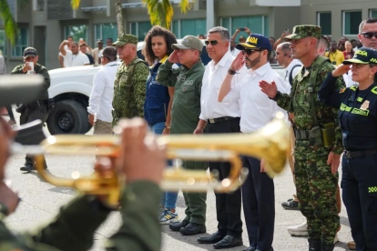 El presidente de Colombia, Abelardo de la Espriella (3-d), asiste junto al ministro de Defensa, Jorge Eduardo Mora López (4-d), y la gobernadora de Chocó, Nubia Carolina Córdoba (2-i), en un puesto de mando unificado por el terremoto de magnitud 7,4 que sacudió al país este lunes, en Quibdó (Colombia).