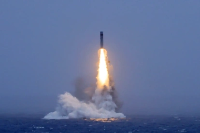 Foto referencial de julio de 2026, muestra lanzamiento de misil estratégico lanzado por un submarino nuclear estratégico de la Armada del Ejército Popular de Liberación (EPL) de China.