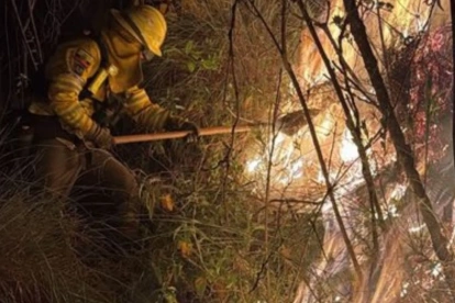 Bomberos combaten desde hace 36 horas incendios en Calacalí y Tanlahua por focos aún activos