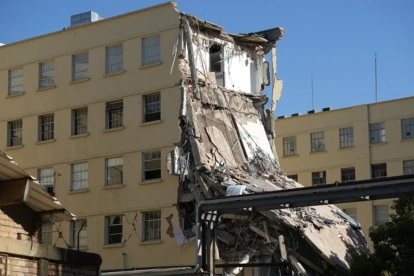 Un edificio parcialmente colapsado tras el sismo en Colombia, mientras continúa la búsqueda de personas desaparecidas.