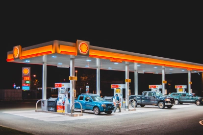 Referencial.Estación de servicio en Ecuador, donde los usuarios perciben el impacto de la reciente variación en los precios de los combustibles.