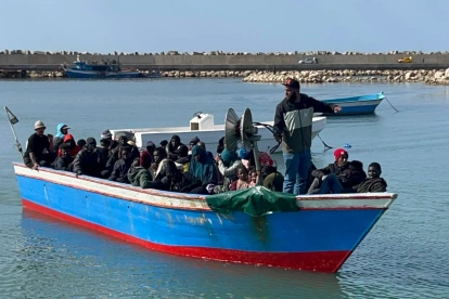 Un grupo de migrantes, rescatados en el mar por la Guardia Costera libia tras hundirse su barco en el Mediterráneo.