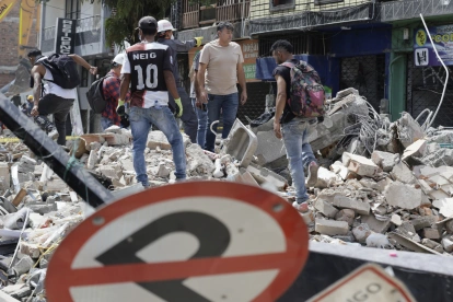 Las labores de rescate continúan en las zonas más afectadas por el terremoto, mientras aumenta el número de víctimas.