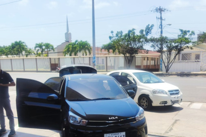 En este vehículo se movilizaban los dos sospechosos que fueron aprehendidos por un crimen en Salinas