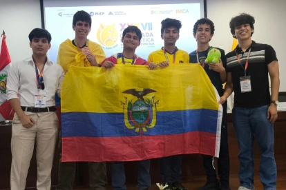 Estudiantes ecuatorianos celebran con su bandera en la Olimpiada Matemática del Cono Sur 2026.