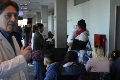 Pacientes esperan su turno para ser atendidos en un hospital de Argentina.