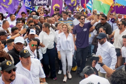 Cynthia Viteri y Andrés Guschmer lideraron la marcha de ADN en Guayas.