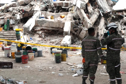Integrantes del Ejército de Colombia participan en una jornada de búsqueda y rescate en una zona afectada este miércoles en Cali (Colombia).