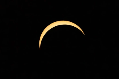 La Luna pasa frente al Sol durante un eclipse solar parcial sobre Greenwich Park, en Londres (Reino Unido), el 12 de agosto de 2026.
