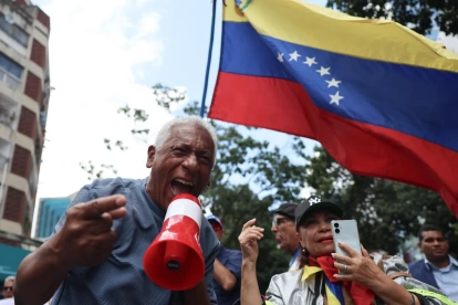 Personas participan en una manifestación para pedir salarios dignos y mejoras laborales este miércoles, en Caracas (Venezuela).