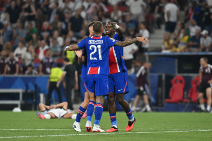 Willian Pacho celebra con sus compañeros en la Supercopa de Europa 2026.