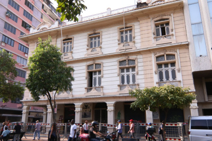 En Guayaquil hay edificios incendiados semidestruidos y casas patrimoniales que se vinieron abajo y permanecieron así hasta que alguna solución salomónica -mezclar modernidad con rescate del patrimonio- apareció, tarde.