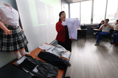 Gardenia González, docente de psicopedagogía en la Universidad Laica, muestra las prendas terapéuticas elaboradas como parte de la jornada académica ProInspira.