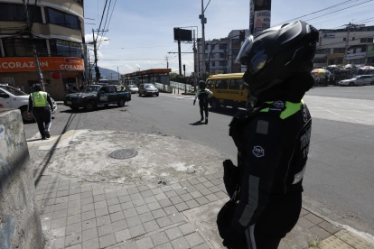 Agentes de tránsito se ubican en distintos puntos para controlar que se cumpla con la restricción vehicular del Pico y placa.