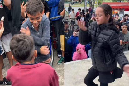 Jóvenes participan en un campeonato de farmear aura en Brasil, donde el público elige al ganador por sus bailes, poses y gestos.