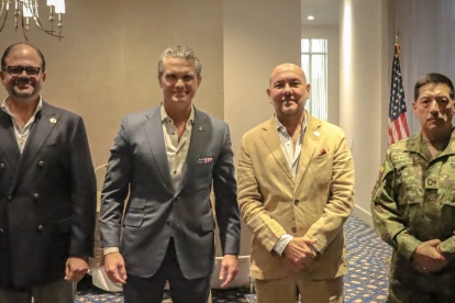 Pete Hegseth con las autoridades ecuatorianas