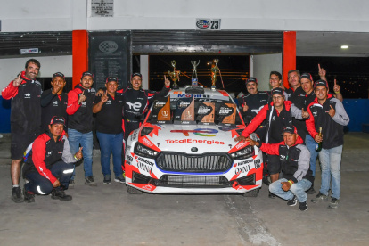 Alfonso Quirola celebrando con parte de los 14 técnicos que integran su equipo.